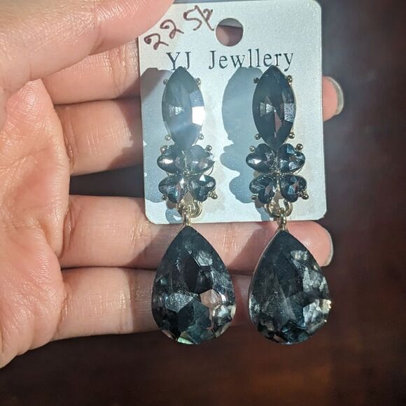 New! Sparkly party earrings  - Picture 1 of 3